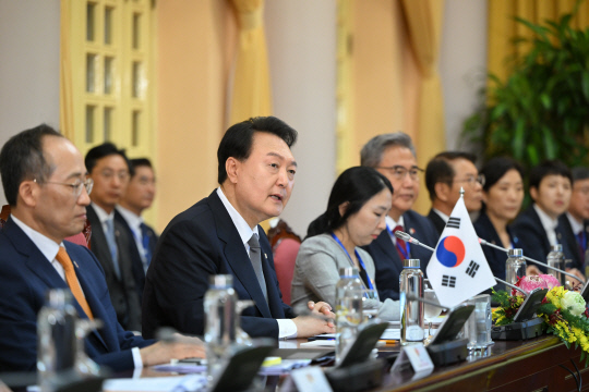 베트남을 국빈 방문 중인 윤석열 대통령이 23일(현지시간) 하노이 주석궁에서 보 반 트엉 베트남 국가주석과 한·베트남 정상회담을 하고 있다.연합뉴스